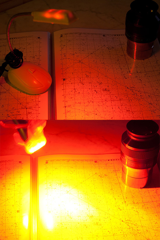 Confronto tra una torcia bianca schermata di rosso, e una torcia con LED rosso